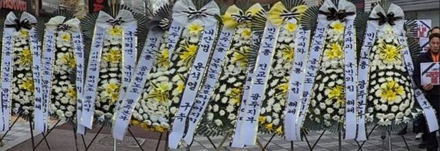 민주노총 광주본부가 8일 국민의힘광주광역시당에 전달하기 위해 마련한 근조화환들엔 ‘내란수괴 윤석열 체포’, ‘제2내란 국민의 힘’ , ‘탄핵거부 국민의힘 해체’ 등의 구호가 적힌 리본들이 달려 있었다. 정대하 기자