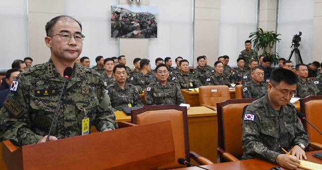 국회 출석한 ‘계엄군 지휘관들’ 곽종근(앞줄 왼쪽) 전 육군특수전사령관이 10일 오전 국회에서 열린 국방위원회 전체회의에서 의원들의 질의에 답하고 있다. 앞줄 오른쪽은 계엄사령관이었던 박안수 육군참모총장. 곽성호 기자