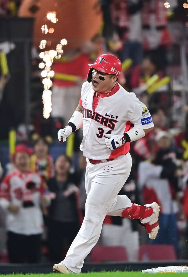28일 광주기아챔피언스필드에서 열린 ‘2024 신한 SOL 뱅크 KBO리그’ 삼성 라이온즈와 KIA 타이거즈의 한국시리즈 5차전 경기에서 5회말 무사 KIA 최형우가 우월 솔로 홈런을 친 후 기뻐하고 있다.
광주 | 주현희 기자 teth1147@donga.com
