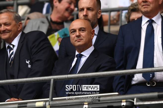 ▲ 다니엘 레비 토트넘 홋스퍼 회장에 대한 팬들의 분노는 점점 더 커지고 있다. 투자하지 않는다는 비판이 쏟아지고 있지만, 선수단 보강보다 토트넘 홋스퍼 스타디움 활용도 높이기나 마케팅에 더 치중, 본질을 벗어나고 있다는 지적이다.