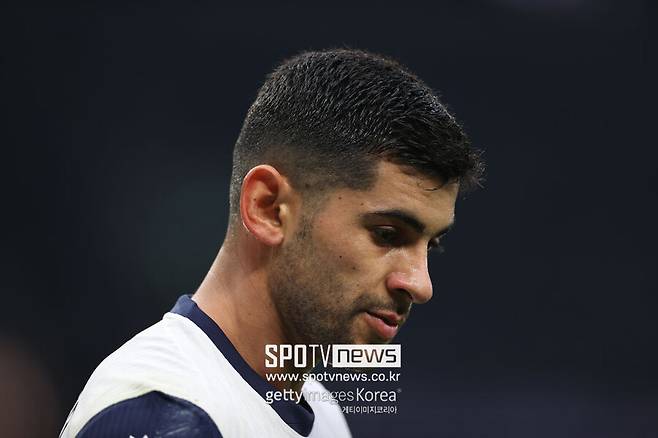 ▲ 다니엘 레비 회장은 '짠돌이'라는 수식어에서 알 수 있듯, 선수단 연봉 체계가 나노미터급으로 세부적이다. 성적 대신 돈을 택했다는 지적에도 신경 쓰지 않는다. 주장 손흥민은 사과하기 바쁘다. 결국 부주장 크리스티안 로메로가 레비 회장을 향해 경고 메시지를 날린 것으로 보인다.