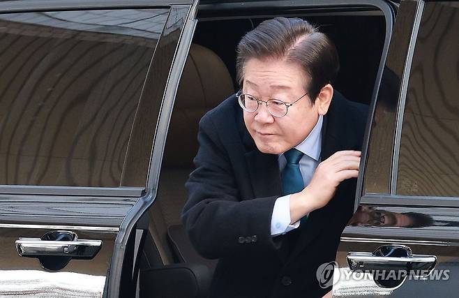 차에서 내리는 이재명 대표 (서울=연합뉴스) 한종찬 기자 = 더불어민주당 이재명 대표가 10일 오전 서울 서초구 서울중앙지법에서 열린 '대장동 배임·성남FC 뇌물' 관련 1심 속행 공판에 출석하기 위해 법정으로 향하고 있다. 2024.12.10 saba@yna.co.kr