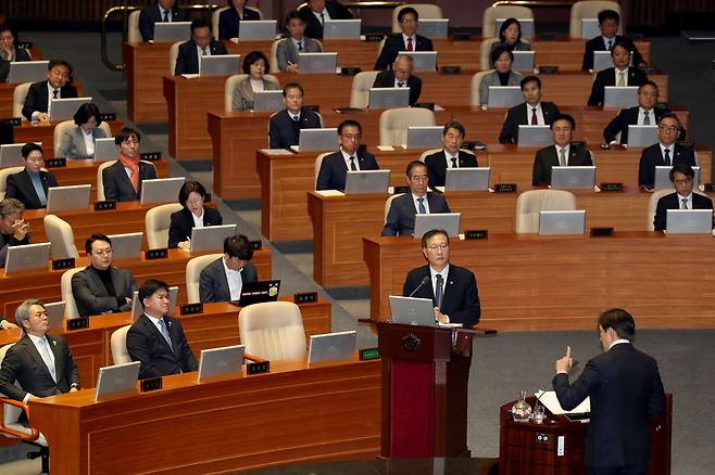 조국혁신당 조국 의원이 11일 오후 비상계엄 사태 관련 국회 대정부 질문에서 박성재 법무부 장관에게 질문하고 있다. /뉴스1