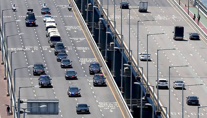 윤석열 대통령 차량행렬이 2022년 5월10일 국회서 열린 20대 대통령 취임식을 마친 뒤 마포대교를 통과하고 있다. 연합뉴스