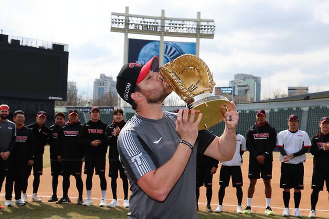 오스틴이 지난 3월 뒤늦게 전달받은 골든글러브에 입을 맞추고 있다. 사진=LG 제공