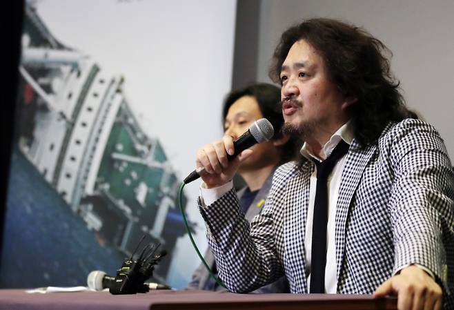 유튜브에서 '겸손은힘들다 뉴스공장'을 진행하는 김어준이 윤석열 대통령의 비상계엄 선포 후 제보를 받고 곧바로 은신했었다고 밝혔다. 김어준이 다큐멘터리 영화 '그날, 바다' 상영보고회에 참석해 인사말을 하는 모습./사진=머니투데이