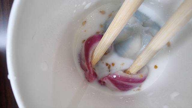 ‘꿀떡’ 속의 깨와 설탕이 우유와 섞인 맛에 대해 호불호가 갈렸다.