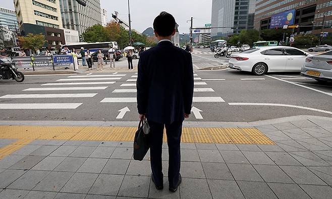 서울 종로구 광화문네거리에서 시민들이 발걸음을 옮기고 있다. 뉴시스