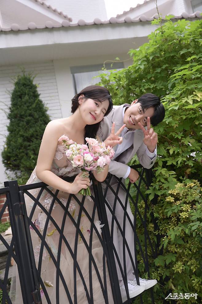 21일 강남 셀럽앤어셈에서 결혼하는 KT 천성호(오른쪽)와 신부 김나은 씨. 사진제공|KT 위즈