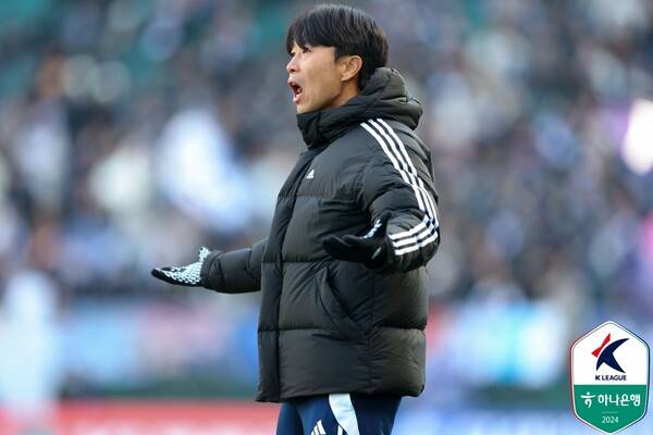 전북현대의 김두현 감독이 8일 전주월드컵경기장에서 치러진 서울이랜드와의 하나은행 K리그 2024 승강 플레이오프 2차전에서 항의 중이다. 사진 | 한국프로축구연맹