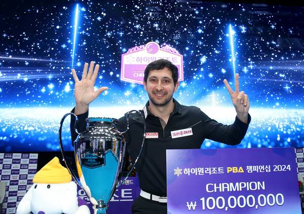 다비드 마르티네스가 9일 열린 2024~2025 프로당구 7차 투어인 하이원리조트 챔피언십에서 우승한 뒤 기뻐하고 있다. PBA 제공