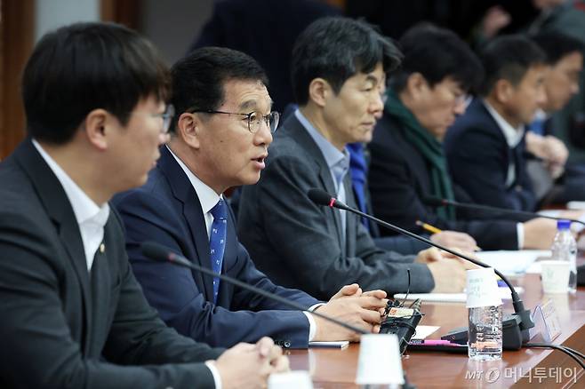 (과천=뉴스1) 황기선 기자 = 신정훈 국회 행정안전위원회 위원장이 12일 오전 경기 과천시 중앙선거관리위원회에서 열린 계엄군의 선관위 침탈 관련 간담회에서 모두발언을 하고 있다. 2024.12.12/뉴스1 Copyright (C) 뉴스1. All rights reserved. 무단 전재 및 재배포, AI학습 이용 금지. /사진=(과천=뉴스1) 황기선 기자