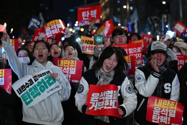 '내란죄 윤석열 퇴진! 국민주권 실현! 사회대개혁! 범국민촛불대행진' 참가자들이 7일 서울 여의도 국회 앞에서 대통령 퇴진을 촉구하며 구호를 외치고 있다. 조태형 기자