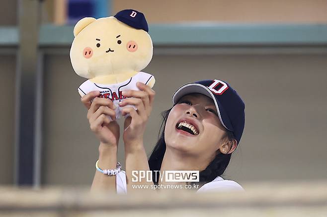 ▲ 두산 베어스와 '망그러진 곰' 컬래버레이션은 수많은 KBO리그 구단과 캐릭터 협업 가운데에서도 성공적인 사례로 꼽힌다. 사진은 와일드카드 결정 1차전 시구를 맡은 가수 민지. ⓒ곽혜미 기자