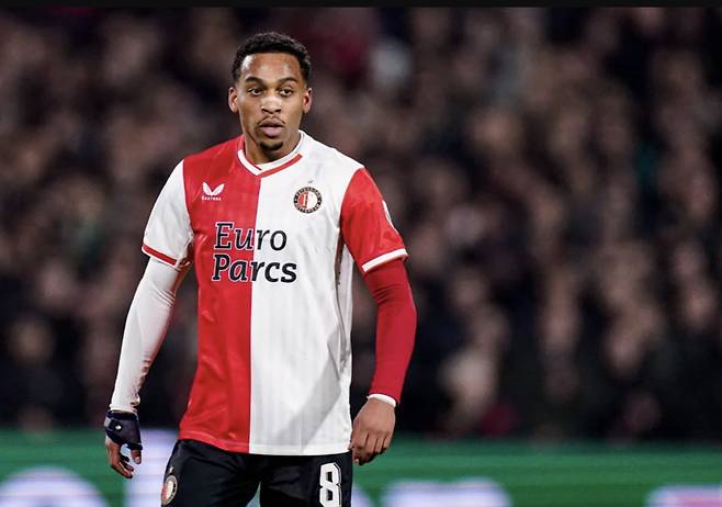 토트넘 홋스퍼와 엔제 포스테코글루 감독이 확실한 결단을 내렸다. 기복이 너무나 심해 마치 시한폭탄 같던 존재인 미드필더 이브 비수마(28)를 1월 이적시장에서 매각 우선 대상으로 결정했다. 비수마를 매각한 대금으로 보다 안정적이고 발전 가능성이 뛰어난 선수를 영입하려고 한다. 이미 대안도 만들어놨다. 페예노르트의 쿠엔팀 팀버가 대상이다. TBR풋볼 기사캡쳐