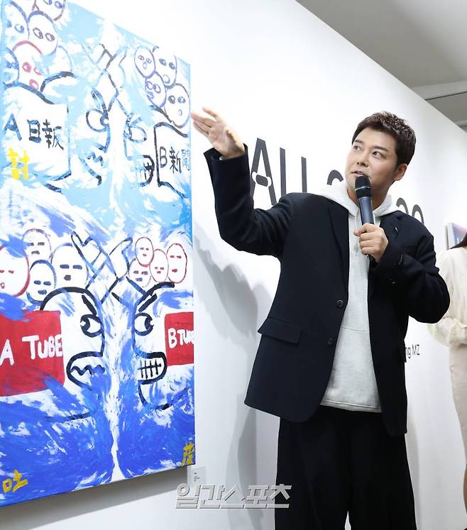 작가 전현무가 13일 오후 서울 중구 순화동 KG타워 갤러리선에서 열린 전현무 작가의 첫 개인전 '현무전 ; ALL OF MOO' 오프닝 리셉션에 참석해 작품 설명을 하고 있다. 국민 MC로 오랜 시간 대중과 소통해 온 전현무는 최근 예술활동으로 주목받으며 ‘무스키아’(전현무+바스키아)란 애칭을 얻었다. 이번 전시에서는 그동안 방송을 통해 공개된 회화 작품과 미공개 신작 등 19점이 공개된다. 전시회는 오는 13일부터 내달 4일까지 진행한다. 서병수 기자 qudtn@edaily.co.kr /2024.12.13/