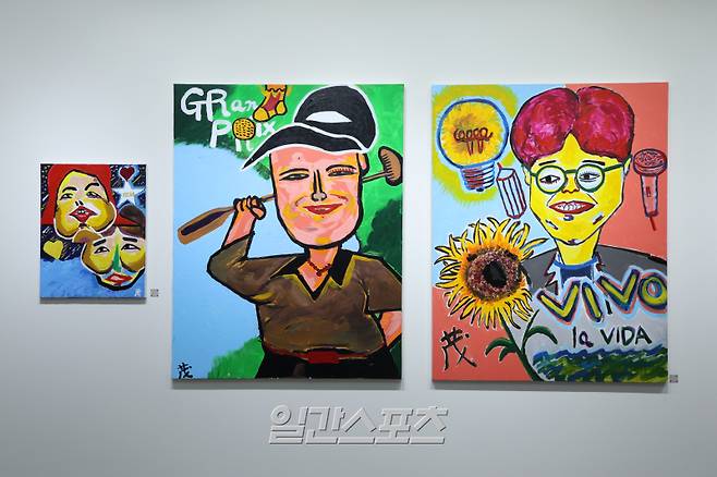 전현무 작가의 첫 개인전 '현무전 ; ALL OF MOO' 오프닝 리셉션 13일 오후 서울 중구 순화동 KG타워 갤러리선에서 열렸다. 작품들이 전시되어 있다. 국민 MC로 오랜 시간 대중과 소통해 온 전현무는 최근 예술활동으로 주목받으며 ‘무스키아’(전현무+바스키아)란 애칭을 얻었다. 이번 전시에서는 그동안 방송을 통해 공개된 회화 작품과 미공개 신작 등 19점이 공개된다. 전시회는 오는 13일부터 내달 4일까지 진행한다. 서병수 기자 qudtn@edaily.co.kr /2024.12.13/