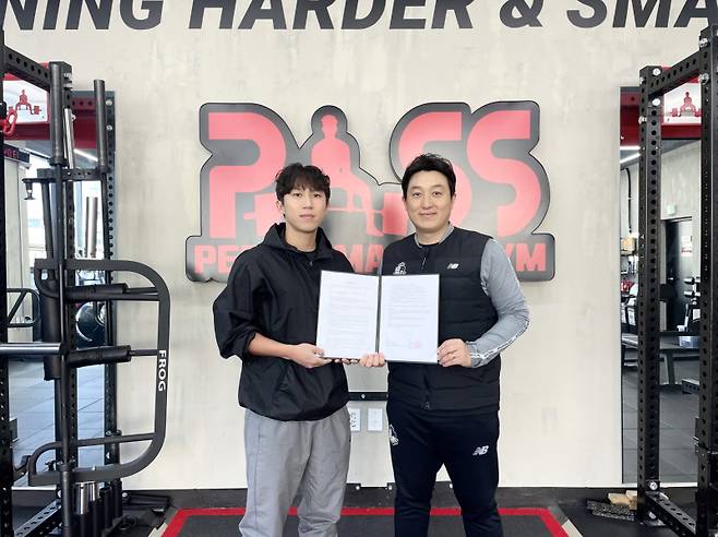 변주원(왼쪽) 패스 퍼모먼스 짐 대표 코치와 박원홍 서울 이랜드 U-18팀 감독. 서울 이랜드