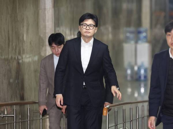 국민의힘 한동훈 대표가 의원총회 회의장에서 나와 당 대표실로 향하고 있다. 연합뉴스