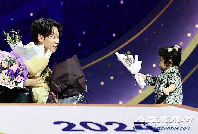 아빠에게 다가서는 딸 박새얀 양.