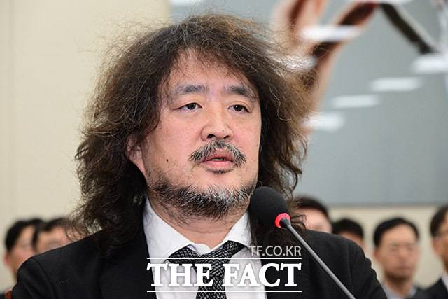 방송인 김어준 씨가 13일 국회에서 열린 과학기술정보방송통신위원회 전체회의에 참고인으로 출석해 윤석열 대통령의 12·3 비상계엄 선포 당시 국민의힘 한동훈 대표를 사살하려는 계획이 있었다는 제보를 받았다고 주장했다. /남윤호 기자