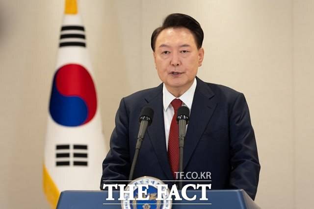 윤석열 대통령이 12일 서울 용산 대통령실에서 발표한 대국민담화에서 12·3 비상계엄 선포와 관련해 "대통령의 헌법적 결단이자 통치행위가 어떻게 내란이 될 수 있느냐"며 "탄핵하든 수사하든 당당히 맞설 것"이라고 했다. 퇴진을 거부했다. /대통령실