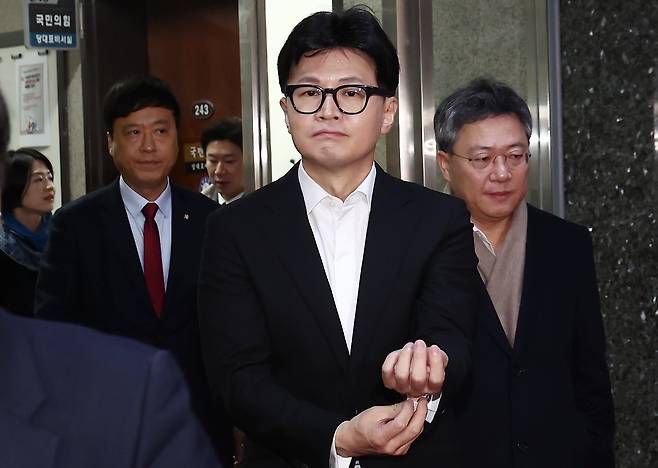 한동훈 국민의힘 대표가 14일 오전 서울 여의도 국회에서 열린 의원총회에 참석하기 위해 당대표실을 나오고 있다. /뉴스1