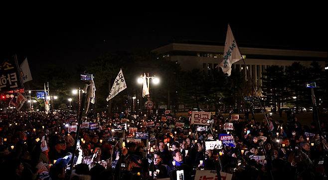 4일 국회 본청 앞 계단에서 열린 윤석열 대통령 사퇴 촉구 · 탄핵 추진 범국민 촛불문화제 (SBS 캡처)