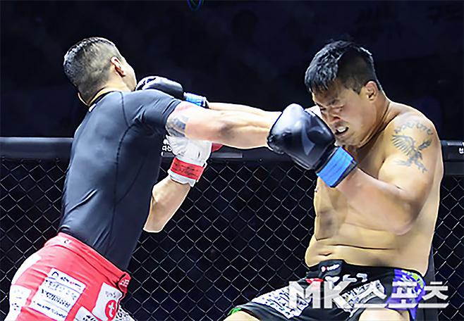 황인수(왼쪽)가 로드FC 킥복싱 경기에서 받아치는 주먹으로 명현만을 때리고 있다. 사진=김영구 기자