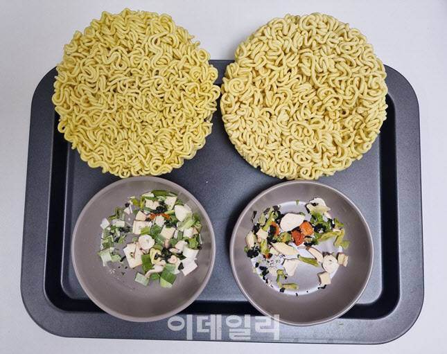 (좌) 하림 오징어라면 (우) 농심 오징어짬뽕. 오징어라면에서 건대파와 건미역 비중이 더 높았다. (사진=한전진 기자)
