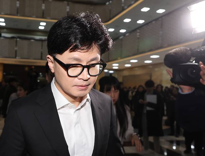 국민의힘 한동훈 대표가 14일 오후 윤석열 대통령 탄핵소추안이 가결된 뒤 당 대표실을 나와 의원총회장으로 들어가고 있다. /연합뉴스