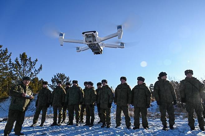 러시아군 장병들이 드론 조작법을 배우기 위해 교관의 드론 조종을 지켜보고 있다. 세계일보 자료사진