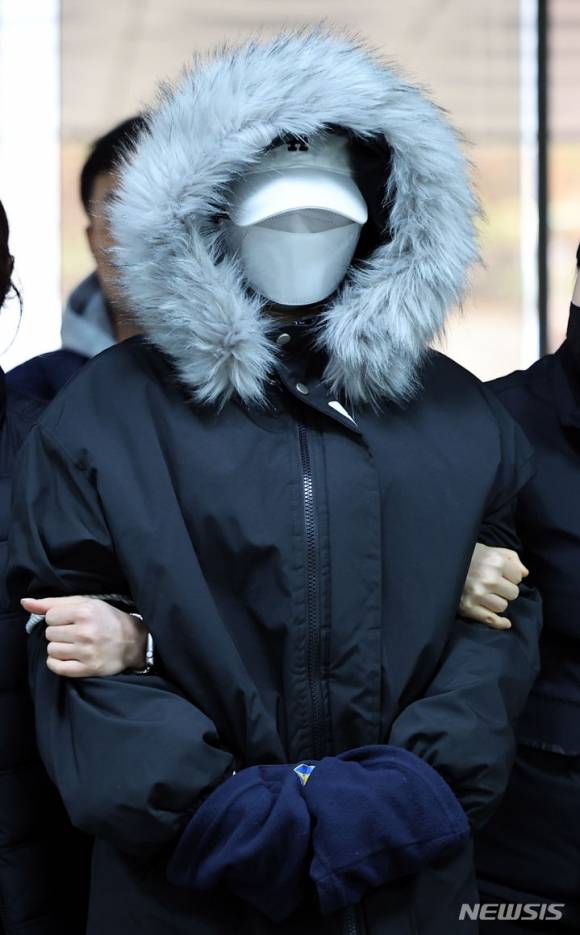 서울 강남 한복판에서 만취 운전으로 사망사고를 낸 혐의로 재판에 넘겨진 DJ예송(24·안예송)이 지난 2월 서울 서초구 서울중앙지법에서 열린 특정범죄 가중처벌 등에 관한 법률 위반(위험운전치사) 혐의에 대한 구속 전 피의자 심문(영장실질심사)에 출석하고 있는 모습. 뉴시스