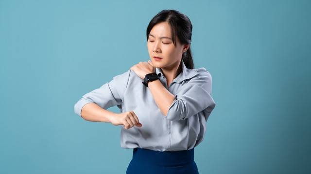 신체의 유연성이 떨어지면 근육이 굳고 관절의 가동성이 낮아지며 뻐근한 느낌이 들 수 있다|출처: 게티이미지뱅크