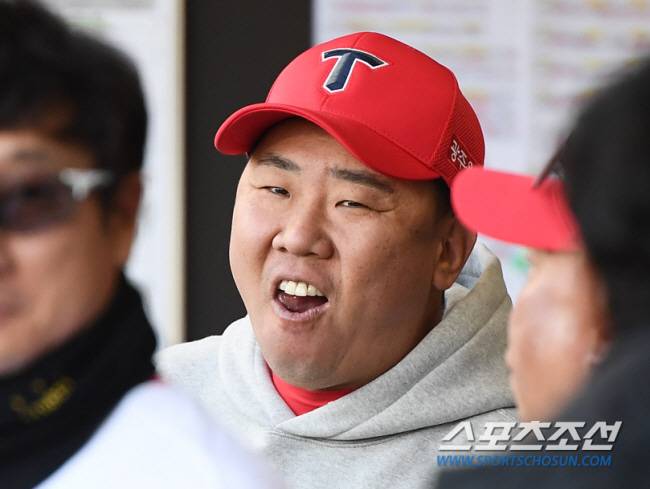 23일 광주 기아 챔피언스필드에서 열린 삼성과 KIA의 한국시리즈 1차전 서스팬디드 경기. 이범호 감독이 미소짓고 있다. 광주=정재근 기자 cjg@sportschosun.com/2024.10.23/