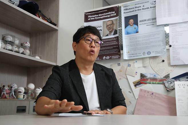 지난 2일 서울 성동구 한양대 연구실에서 박성배 교수가 파리 올림픽의 경제적 의미에 대해 말하고 있다. / 장련성 기자