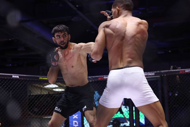 나보토프(왼쪽)가 마테우스 카밀로를 공격하고 있다. 사진=ZFN