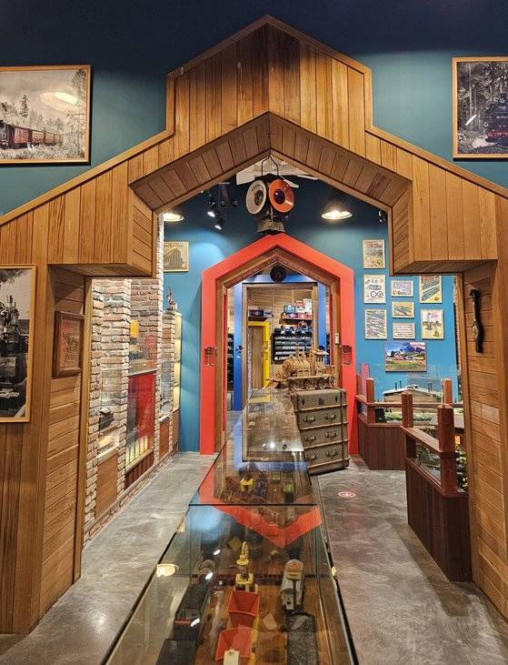 각 건물에는 신기하고 재미있는 특별한 오브제를 만날 수 있는 트레인 갤러리(사진), 아날로그 스튜디오 등 4개의 갤러리와 3개의 스튜디오가 마련됐다.