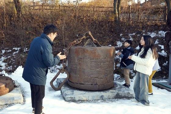 고철을 전기로에 넣기 알맞은 크기로 파쇄할 때 쓰는 대형 파쇄추를 살펴본 소중 학생기자단.