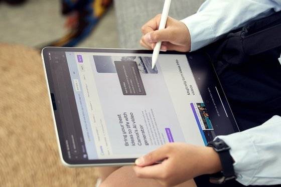 핸드폰·태블릿PC·컴퓨터의 내부 부품 제작에도 철이 사용된다. 소년중앙DB