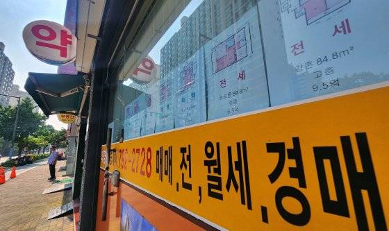대출금을 갚지 못해 임의경매에 넘어가는 부동산이 2년째 급증하고 있다. 사진은 서울 시내 한 부동산중개업소. 연합뉴스