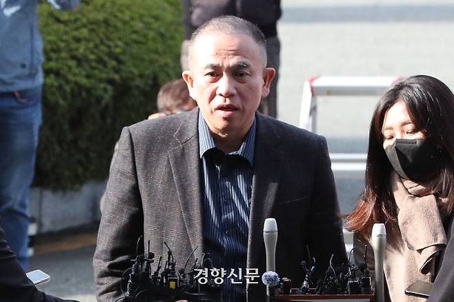 명태균씨가 11월8일 경남 창원지검에 조사를 받기 위해 출석하기 전 취재진 질문에 답하고 있다. 한수빈 기자