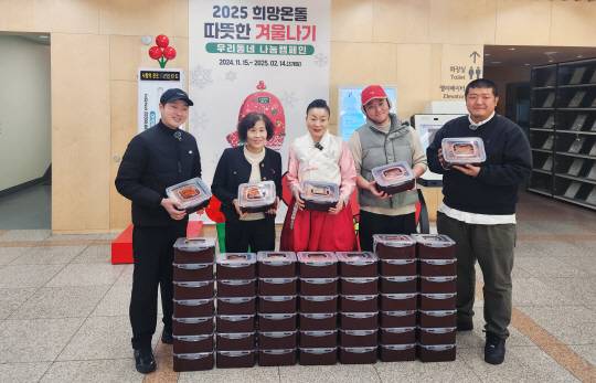 동대문구는 15일 ‘흑백요리사’ 출연 셰프들이 담근 김치 50통을 전달받았다고 밝혔다. 왼쪽부터 ‘만찢남’ 조광효 셰프, 유현숙 동대문구 복지정책과장, ‘이모카세 1호’ 김미령 셰프, ‘은수저’ 오창현 셰프, ‘야키토리왕’ 김병묵 셰프. 동대문구청 제공