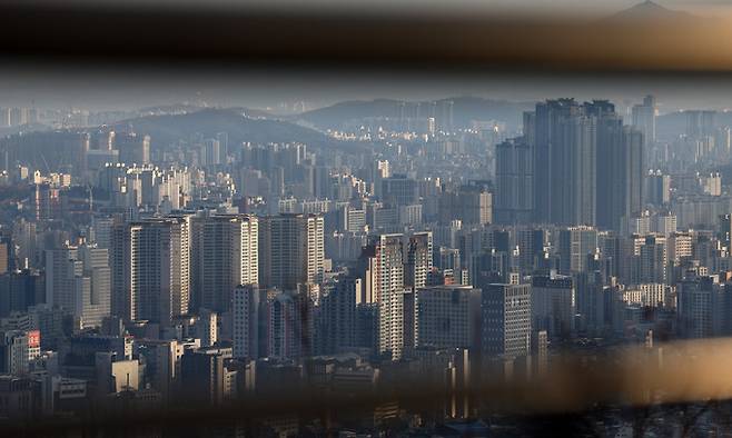 15일 남산에서 바라본 서울 시내 아파트 단지 모습. 뉴시스