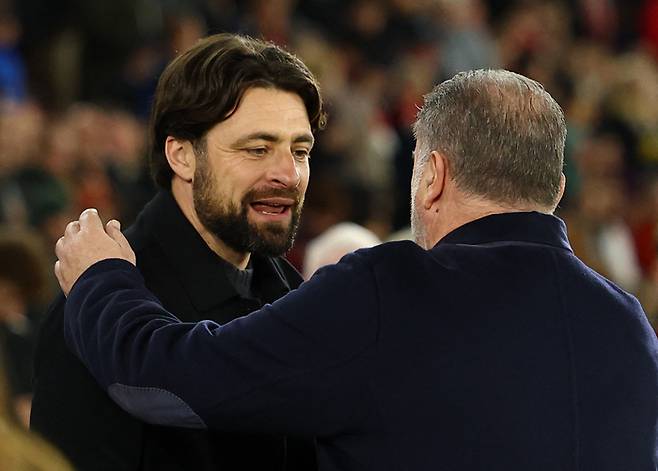 사우샘프턴 러셀 마틴 감독이 16일 토트넘전에서 안지 포스테코글루 감독과 인사하고 있다. 로이터연합뉴스