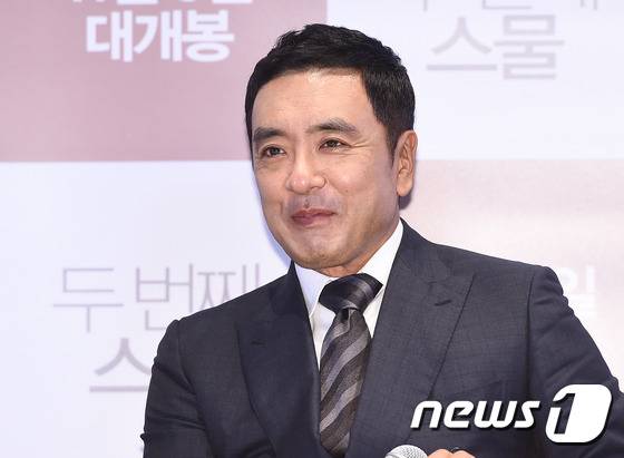 배우 김승우가 17일 오후 서울 롯데시네마 건대입구에서 열린 영화 ‘두 번째 스물’(감독 박흥식) 언론시사회에 참석해 감독의 칭찬에 수줍게 웃고 있다. ⓒ News1 고아라 기자