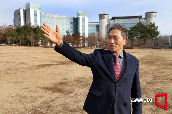 인천국제공항공사 이학재 사장이 인천 중구 공항공사 본사 인근 공원을 걸으며 아시아경제와 인터뷰 하고 있다. 조용준 기자