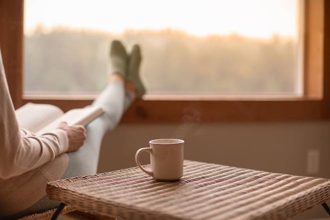 몸의 긴장이 풀리면 마음이 편안해진다. 이럴 때 느긋이 혼자만의 시간을 가지며 휴식을 취할 때 심신은 회복된다. /셔터스톡