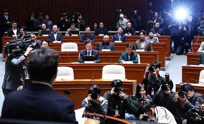 16일 오후 서울 여의도 국회에서 열린 국민의힘 의원총회에 의원들이 권성동 원내대표의 발언을 듣고 있다. 2024.12.16 뉴스1