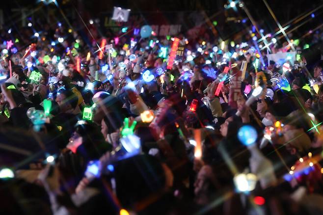 내란죄 피의자 윤석열 대통령 탄핵소추안이 가결된 지난 14일 저녁 서울 여의도 국회 일대에서 열린 범국민촛불대행진 집회에서 시민들이 응원봉을 흔들며 기뻐하고 있다. 김영원 기자 forever@hani.co.kr